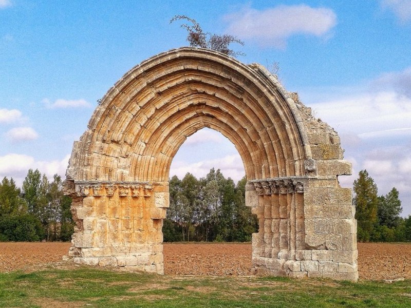 10 puertas del tiempo para viajar al pasado: ruinas de arcos, portadas y espadañas de iglesias que recuerdan lo que un día&nbsp;fue