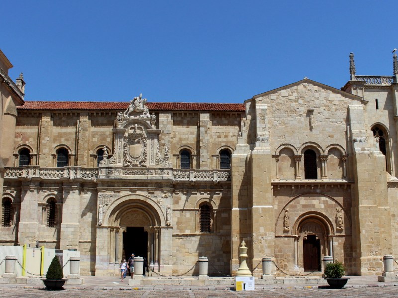 La Basílica de San Isidoro de León, cuna del parlamentarismo y joya del románico&nbsp;español